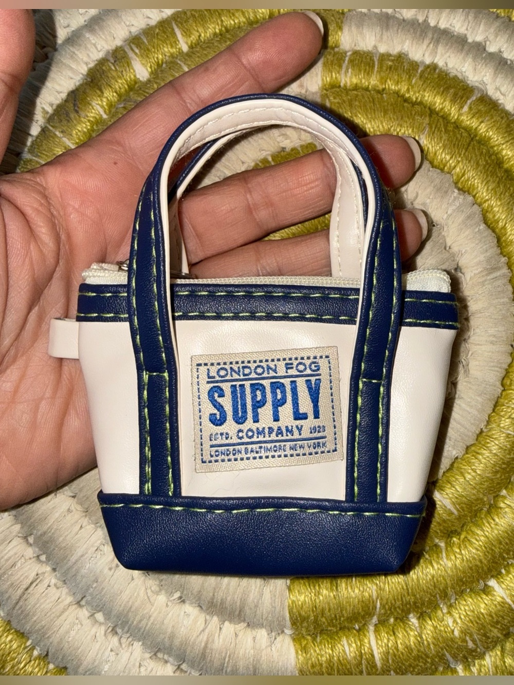 London Fog Supply miniature faux-leather coin tote bag keychain in white /navy